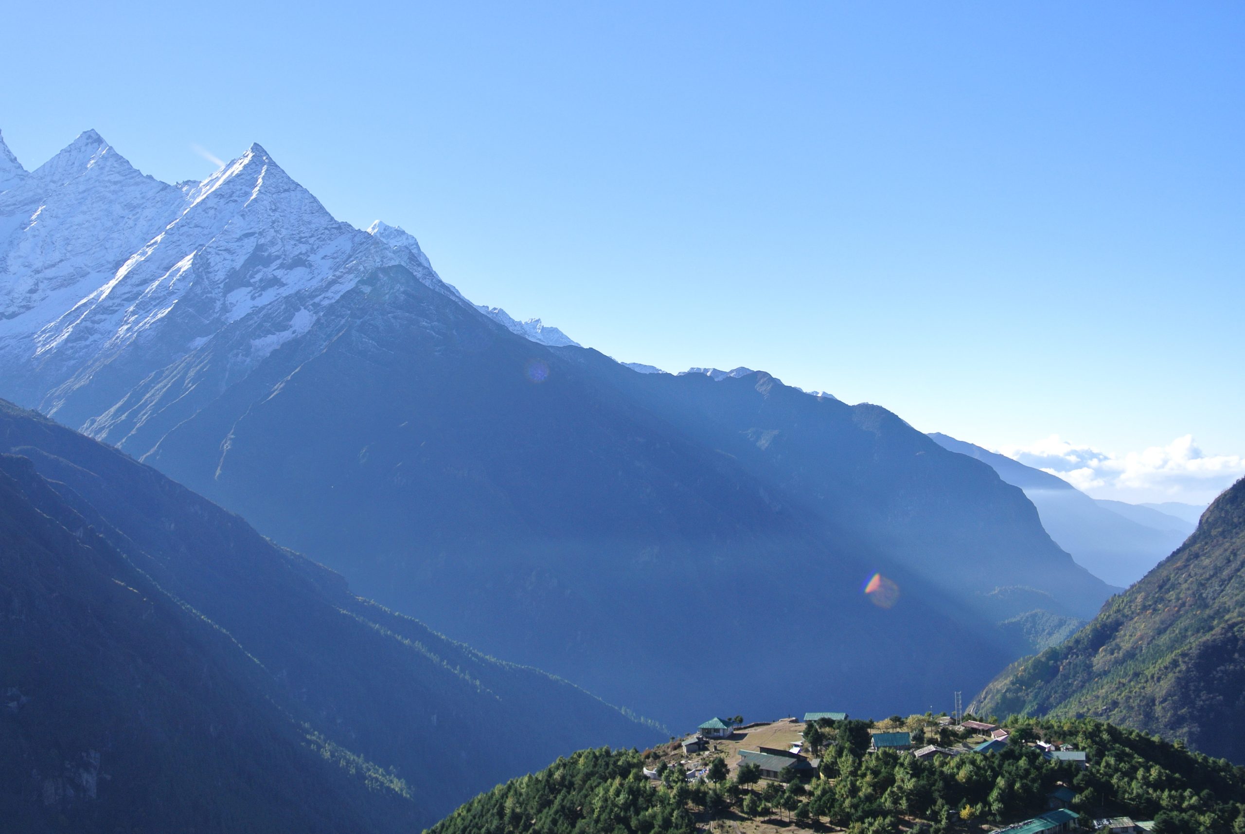 Verschneite Berglandschaft mit weitem Blick als Symbol für Stille, Klarheit und innere Einkehr.