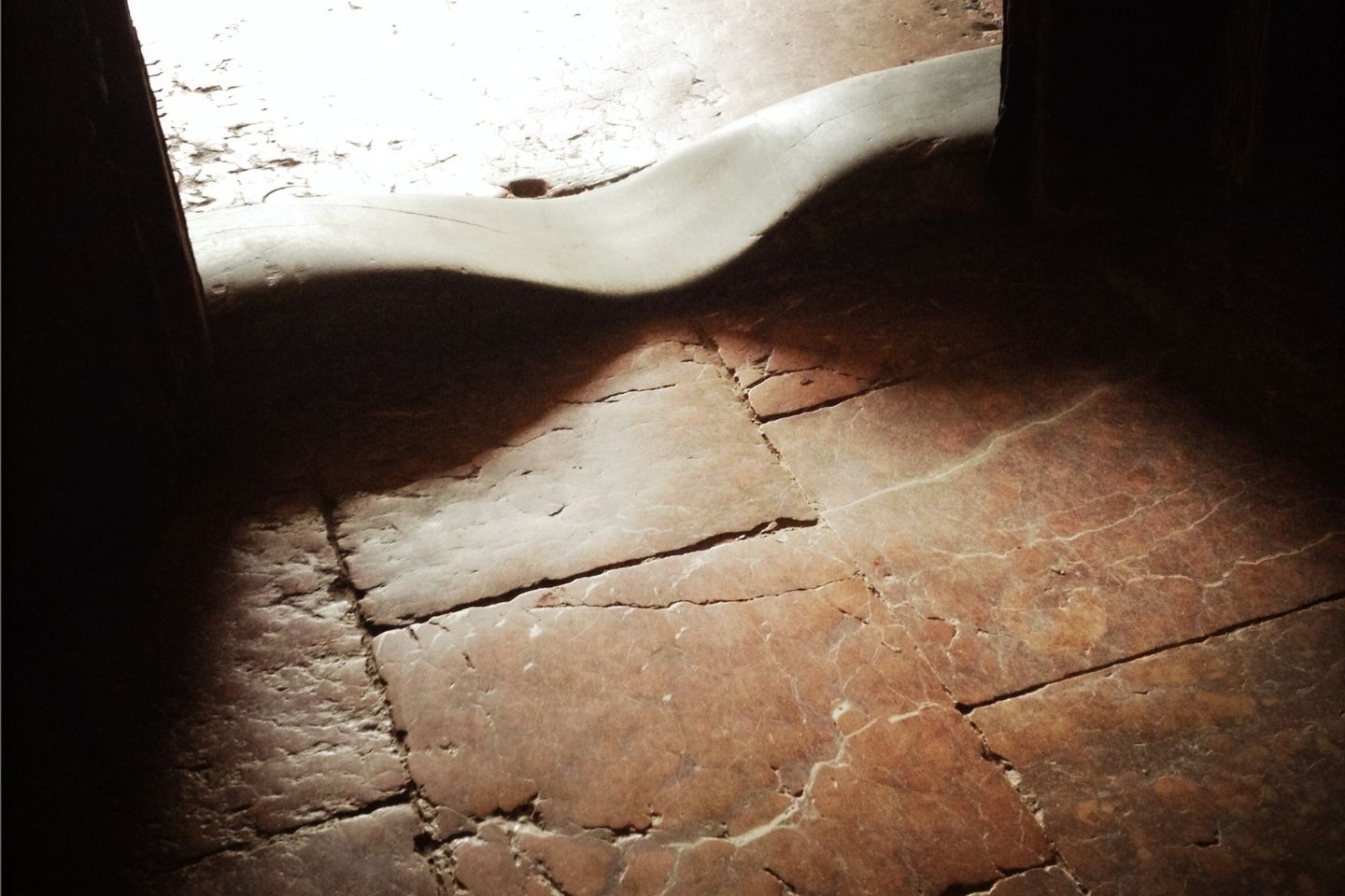 Schwellenmotiv – Retreat zum Jahreswechse Steinschwelle im warmen Licht, Symbol für Übergang