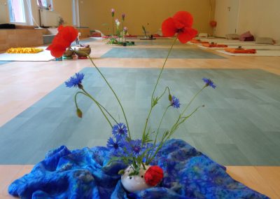 Blumenarrangement in der Mitte eines Seminarraums während eines Schweige-Retreats