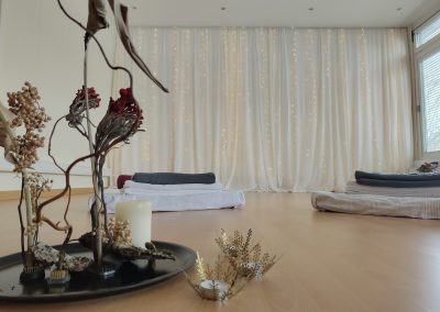 Seminarraum für Breathwork mit Matratzen und Dekoration in der Mitte