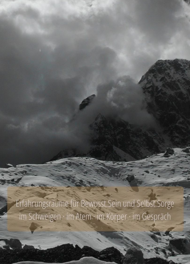 Verschneite Berglandschaft unter Wolken, die Stille, Ruhe, Weite und einen Ort zum tiefen Durchatmen vermittelt