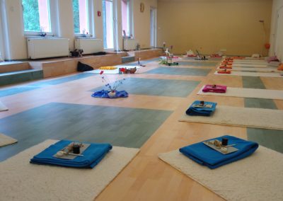 Meditationsraum mit Matten und Sitzplätzen für ein Schweigeretreat