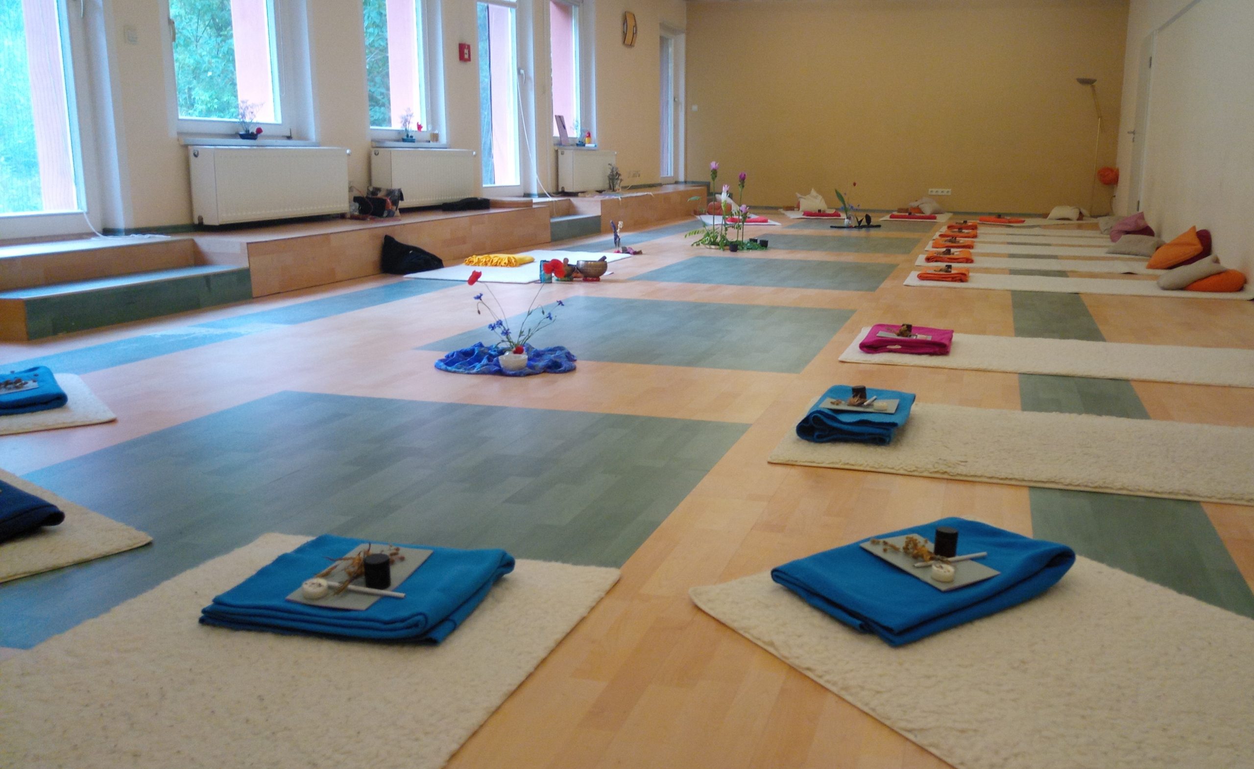 Meditationsraum mit Matten und Sitzplätzen für ein Schweigeretreat
