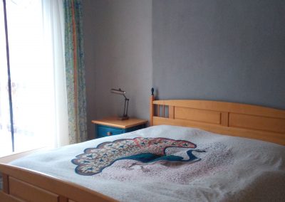 Helles Einzelzimmer im Retreat-Haus für Teilnehmende eines Schweigeretreats.