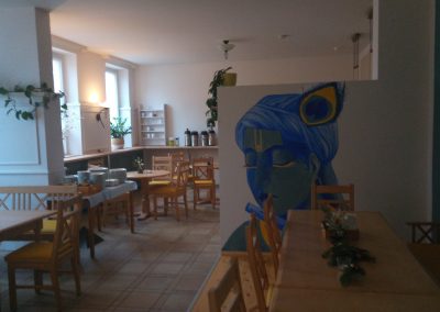 Heller Speisesaal im Seminarhaus während eines Schweigeretreats.