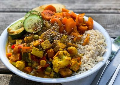 Vegane und ayurvedisch inspirierte Mahlzeit im Yoga Vidya Ashram während eines Breathwork Retreats.