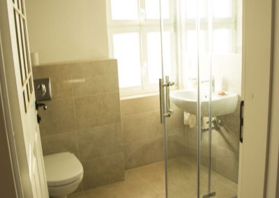 Modernes Badezimmer im Retreat-Haus mit Dusche, Waschbecken und Tageslicht