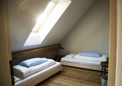 Helles Doppelzimmer im Dachgeschoss eines Retreat-Hauses für Auszeit, Rückzug und Erholung