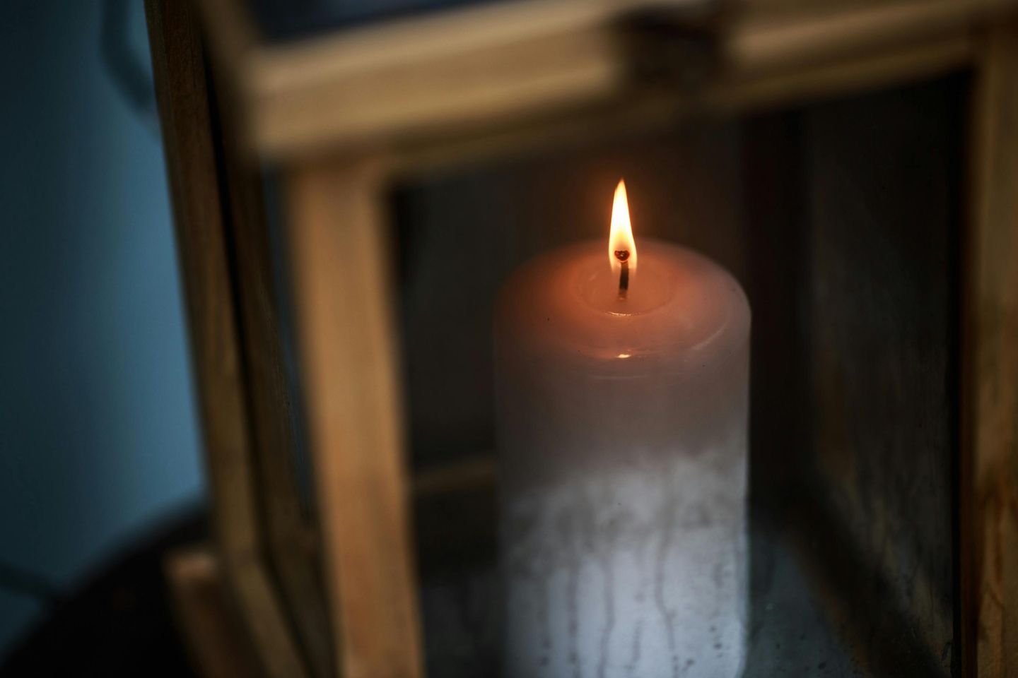 Brennende Kerze in einer Laterne als Symbol für Stille, Dankbarkeit und innere Klarheit beim Schweigeretreat im Winter.